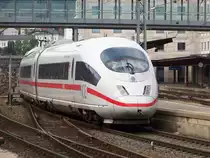 Ein ICE der dritten Generation f�hrt am 01.07.2011 auf Gleis 1 in Ulm HBF ein. Jahrelang konnte man den Ulmer HBF an der charakteristischen Beton�berf�hrung erkennen, die inzwischen der auf dem Bild zu sehenden gl�sernen Konstruktion gewichen ist.