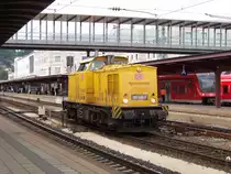 Am 01.07.2011 rangiert 2011 203 308 auf dem Durchfahrtgleis in Ulm Hbf.