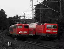 Dieses Bild nochmal zu schie�en, ist sehr unwahrscheinlich, denn mit dem Fahrplan 2012 beginnt die Vollsperrung zwischen Berlin Wannsee und Grunewald und die Modernisierung mehrerer Br�cken. Nach der Fertigstellung in einem Jahr sollen auf dem RE 7 statt 143er mit Dostos Talent 2 Z�ge fahren. Ob die Ostseecharterz�ge zur Saison im Sommer 2013 noch mit Loks der BR 110 unterwegs sind, ist ebenfalls offen, sodass sich hier 110 490-0 mit dem Leerpark f�r den Kreuzfahrersonderzug von Lichtenberg nach Potsdam und 143 848-0 mit dem RE 7 zum letzten Mal in Berlin Nikolassee begegnen.