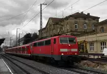 Auch wenn noch viele S-Bahnen in N�rnberg und Umgebung mit lokbespannten Z�gen unterwegs sind, �bernehmen nach und nach die ersten Talent 2 Z�ge den Verkehr. Nach einem Jahr mit vielen Baustellen und Ersatzz�gen scheint sich das geplante Betriebskonzept langsam umsetzten zu lassen. Im Juli 2011 passieren zwei 111er mit x-Wagen den noch im Umbau befindlichen F�rther Bahnhof mit einer S1 Richtung N�rnberg.