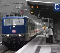 IC 139 - Wegen zu geringer Fahrgastauslastung gestrichen. Seit Jahren wird der Fernverkehr auf der Moselstrecke zur�ckfahren, doch die CFL l�sst die Fahrg�ste der DB nicht im Regen stehen und f�hrt einen Teil der gestrichenen IC Leistungen mit Nahverkehrsz�gen. Bis 2014 wird allerdings der komplette IC Verkehr an der Mosel durch Regionalz�ge ersetzt. Auf dem Bild f�hrt die letzte blaue 181 201-5 mit dem IC 139 in Bullay ein. August 2011
