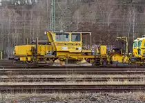 Schotterverteil- und Planiermaschinen Plasser & Theurer SSP 120 der DGU (Deutsche Gleisbau Union), abgestellt am 10.12.2011 in Betzdorf/Sieg. Eingestellt als Schweres Nebenfahrzeug Nr. 97 16 41 501 17-8