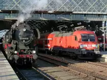 Alt neben Neu - 52 8177 und 182 015 stehen im Dresdner Hbf.
11.12.11