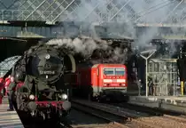Ein etwas  Nostaligischer  Anblick,52 8177 und 143 933 stehen nebeneinander im Dresdner Hauptbahnhof.
11.12.11