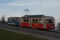 Auch dieses Jahr finden wieder Adventsfahrten mit dem historischen Triebwagen BDe 4/4 10 und dem C 11 durch die Bahnhofstrasse statt. Hier f�hrt das Gespann am 26.11.11 von Scheueren Richtung Neuhaus.
