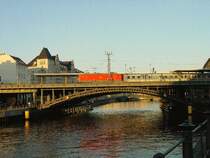 Sonntag, 3. Februar 2002 16:13

Kurz vor Sonnenuntergang ... Eine 112 bei der Durchfahrt mit einem IR im Bahnhof Friedrichstra�e