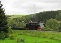 Fichtelbergbahn 99 794 mit der SDG 1003 von Cranzahl nach Kurort Oberwiesenthal, vor dem B� der B95 bei Oberwiesenthal; 13.09.2011