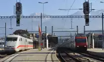 ICE 1 und SBB IC 2000 in Spiez.
