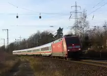 101 076-8 zieht den IC 2351 Saarbr�cken - Stuttgart am 11.12.2011 durch Kennelgarten