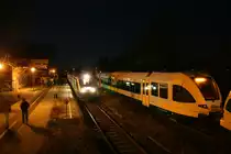Die VT der M�rkischen Regiobahn VT 564 560  Desiro wurden nach der letzten Zugfahrt im Bahnhof von Beelitz Stadt zusammengekuppelt und nach Neubrandenburg �berf�hrt ,Im Hintergrund wartet bereits das neue EVU am 10.12.2011