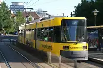 BERLIN, 27.07.2009, Tramlinie 16 nach Scharnweberstraße in der Haltestelle Herzbergstraße/Weißenseer Weg