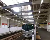 Tsukuba Express Serie 1101: Einfahrt des Gleichstromzuges 1105 in Kashiwa-no-ha Campus. Gut zu erkennen sind die Sperren an der Bahnsteigkante, die sich erst �ffnen, wenn der Zug zum Stillstand gekommen ist. 25.Juni 2011.
