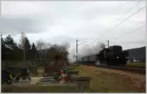 Die 52 100 passiert mit dem Advent-Sonderzug von Wien Heiligenstadt nach Sch�nberg am Kamp den Friedhof in Zeiselmauer. 10.12.11