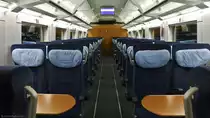 Zu fr�her Stunde war der Innenraum im Wagen 31 (ICE 2-Steuerwagen) des ICE 956 (ab Berlin Ostbf 5:26 Uhr) erwartungsgem�� menschenleer, so dass ich die Gelegenheit zu einer Aufnahme des redesignten Innenraums nutzte. Charakteristisch sind die Haltegriffe an den Sitzen (an denen sich etwas kr�ftiger gebaute Menschen im Vorbeigehen nun noch st�rker abst�tzen k�nnen) sowie die Monitore an der Wagendecke. (10.12.2011)