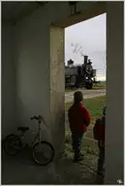 Faszination Dampflok - Vom Warteh�uschen Wulzeshofen aus, beobachten diese beiden Jungs begeistert die Vorbeifahrt der Dampflok 93.1420 nach Laa an der Thaya.
10.12.2011