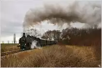 Am 10.12.2011 gab es im Pulkautal(Retz-Zellerndorf-Laa/Thaya-Mistelbach) einen Fotosonderzug.Bespannt wurde der Zug mit der Dampflok 93.1420 vom Verein Neue Landesbahn. Alberndorf im Pulkautal 
