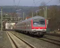 Seit Fahrplanwechsel 2011 haben nun 111er mit n-Wagen Garnituren fast den gesamten Regionalbahnverkehr auf der Frankenwaldbahn �bernommen. Die Aufnahme zeigt eine RB von Saalfeld nach Bamberg, die am 11. Dezember 2011 gerade Kronach erreicht.