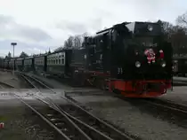 Der weihnachtlich geschm�ckte Weihnachtsmannsonderzug,am 10.Dezember 2011,vor der Abfahrt in Putbus.Die Sonderfahrt wird jedes Jahr vom Modellbahnclub Sassnitz organisiert und ist bei Gro� und Klein beliebt.