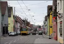 . Dörflich - 

Blick in die Freihofstraße in Stuttgart-Stammheim, das doch noch einen sehr dörflichen Charakter erhalten hat. Die Stadtbahn hier auf der Straße fahren zu lassen, war sicherlich eine richtige Entscheidung. Urspünglich war diese Strecke gar nicht zur Umstellung auf Stadtbahn vorgesehen, wahrscheinlicher war früher
eine Buslinie. 

11.12.2011 (M)