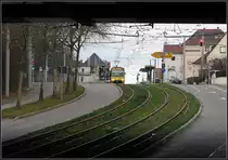 . Zwischen den Stadtteilen - 

Zwischen Stuttgart-Zuffenhausen und Stammheim gab es genug Platz für einen eigenen Bahnkörper. Blick zur Haltestelle  Heutingsheimer Straße  am südlichen Ortsrand von Stammheim. Über die Brücke verläuft die hier autobahnähnliche Bundestraße 10. 

11.12.2011 (J)