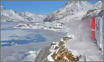 Die Fahrt entlang des Lago Bianco semifreddo im Berninaexpress ist atemberaubend sch�n. Wer hier die Zeitung liest, oder gar schl�ft, muss ein Ignorant, ein Einheimischer oder ein vom vielen Reisen ersch�pfter Asiate sein. Blickrichtung Nord zum Piz Ot 3246m. (08.12.2011)