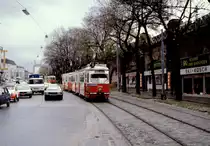 Wien Wiener Stadtwerke-Verkehrsbetriebe (WVB) SL 8 (E1 4545 (Bombardier-Rotax, vorm. Lohnerwerke, 1975)) XVIII, Währing, Währinger Gürtel im Oktober 1979. - Scan eines Diapositivs. Film: Kodak Ektachrome. Kamera: Leica CL.