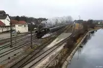 41 018 mit Sonderzug Augsburg - Salzburg bei Durchfahrt Bhf. Garching an der Alz, KBS 945 Landshut - Salzburg, fotografiert am 11.12.2011 --> Gr�sse an Daniel, der aus anderer Perspektive die spektakul�re Durchfahrt festgehalten hat. Freue mich schon auf Deine Fotos!
