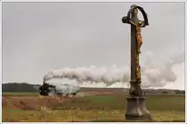 Am 8.12.2011 veranstaltete der Verein Neue Landesbahn zwei Nikolaus-Dampfz�ge von Retz nach Drosendorf. Bespannt wurden die beiden Z�ge mit der mittlerweile vereinseigenen 93.1420. Die Aufnahme zeigt den ersten Sonderzug auf dem Weg nach Drosendorf kurz nach Plei�ing.
