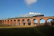 Auf dem Weg zur Bergparade nach Schwarzenberg �berquert der Sonderzug des Eisenbahnmuseums Leipzig am 10.12.2011 den R�mertalviadukt in Steinpleis.