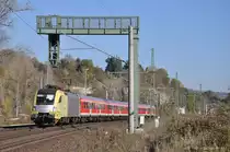 ES 64 U2 - 013 mit einer RB von Halle nach Eisenach am 17.10.2011 in Bad K�sen