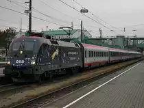 Leider bei schlechten Witterungsverh�ltnissen bekam die neueste Werbelok ( 1116 126 ) der Taurus-Flotte mit der Werbung f�r Licht ins Dunkel die Aufgabe den �IC 118 von Salzburg nach Lindau zu ziehen. In Lindau wird die Lok den Gegenzug wieder nach Innsbruck �bernehmen. Fotografiert in Bregenz am 12.12.2011
