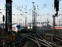 ICE-Doppeleinfahrt im Hbf Frankfurt am Main am 10.12.2011.