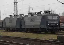 RBH 103(143 041-2)+RBH 110(143 084-2)abgestellt in der neuen Ausfahrgruppe Rostock-Dierkow.12.12.2011
