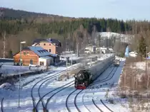 52 8131-6 ist am 11.12.11 mit einem Sonderzug von Nossen nach Johanngeorgenstadt unterwegs, hier ein Blick auf den Bahnhof Johanngeorgenstadt. 

