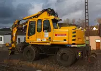 TEREX (vormals Atlas) Zweiwegebagger 1604 ZW-WB mit Abst�tzpratzen der Bahnbau Gruppe (vorm. DB Gleisbau), abgestellt am 10.12.2011 in Betzdorf/Sieg. Eingestellt unter Kleinwagen-Nr. 97 51 92 002 60-1.