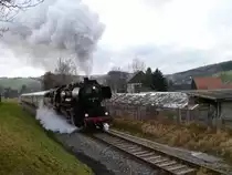 52 8154-8 bef�rderte am 10.12.11 gleich den VSE Zug von Schwarzenberg nach Schlettau, hier zusehen in Raschau.

