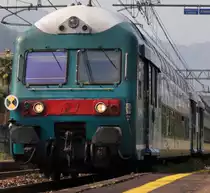 Italienischer Steuerwagen mit Regionalzug bei der Einfahrt in Stresa.