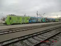Diese Triebwagengarnitur der Baureihe 713, welche am 9.12.2011 auf dem Bahnhof der slowenischen Hauptstadt Ljubljana auf ihren n�chsten Einsatz wartete, wirbt f�r die Ortschaften und Sehensw�rdigkeiten der Julischen Alpen.