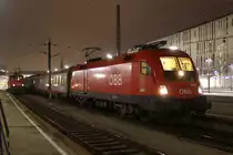 1016 011 vor dem EN 490  Hans Albers  von Wien Westbahnhof (Ws) nach Hamburg Altona mit Kurswagen nach K�ln, vor der Abfahrt im Bahnhof Wien Westbahnhof; am 02.12.2011