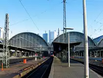 Blauer Himmel �ber dem Hbf in Frankfurt am Main am 10.12.2011.