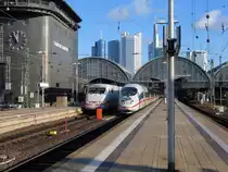 Fast wie vor einem Rennen...ICE 1 und ICE 3 warten am 10.12.2011 auf die Ausfahrt (Frankfurt am Main Hbf).