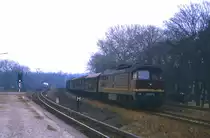 130 071 verl�sst West-Berlin via Wannsee. Aufnahme im Bahnhof Nikolassee, 23.05.1985.