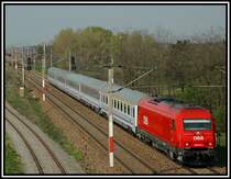 EC 104 „Sobieski“ der wegen der Umleitung �ber Marchegg mit der 2016.022 bespannt ist am 23.4.2006 kurz nach Strasshof. 