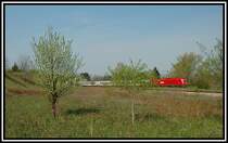 Der wegen den Hochwassersch�den umgeleitete EC 172 „Vindobona“ gezogen von 2016.034, am 23.4.2006 kurz nach dem Bahnhof Strasshof.