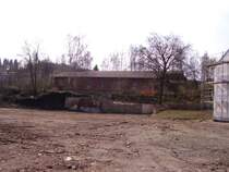 Lokschuppen des ehem. Schmalspur-BW des Thumer Netzes von der Geyrischen Stra�e aus gesehen. 26.04.06
Dieser Blick ist jetzt m�glich, da im Vordergrund eine Fabrik gestanden hat die im Anfang des Jahres abgerissen wurde.