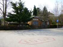 Bahnhof Jahnsbach 22 Jahre nach der Betriebseinstellung ein Blickfang, 26.04.06
Links auserhalb des Bildes steht auch noch der dazugeh�rige Freiabort der ebenfalls im besten �u�erlichen Zustand ist.