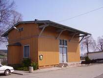 Auch ein Schmuckst�ck.  Der G�terschuppen in Jahnsbach von der Gleisseite aus gesehen, 26.04.06