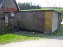 Bestimmt weit �ber 100 Jahre alt, dieser Wagenkasten im Bahnhof Jahnsbach versteckt, 26.04.06