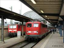Als ICE 1547 Frankfurt - Dresden ist dieser Zug nicht zu erkennen. Wegen eines Personenunfalles musste am 26.4.2006 ab Leipzig ein Ersatzzug gestellt werden. Dieser wurde gezogen von 120 123; um vor der R�ckfahrt nicht rangieren zu m�ssen lief am Ende des einfahrenden Zuges 110 280 mit; man beachte die Schlussscheibe im Fenster! Auf dem Nachbargleis wartet 143 122 auf neuen Einsatz.
