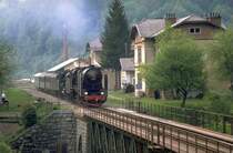 Kurzer Halt an einer kl.Bahnstation auf der Wocheinerbahn im
Mai 1989.Vorspann ist die 06-018,dahinter die 03-002 (Archiv P.Walter)